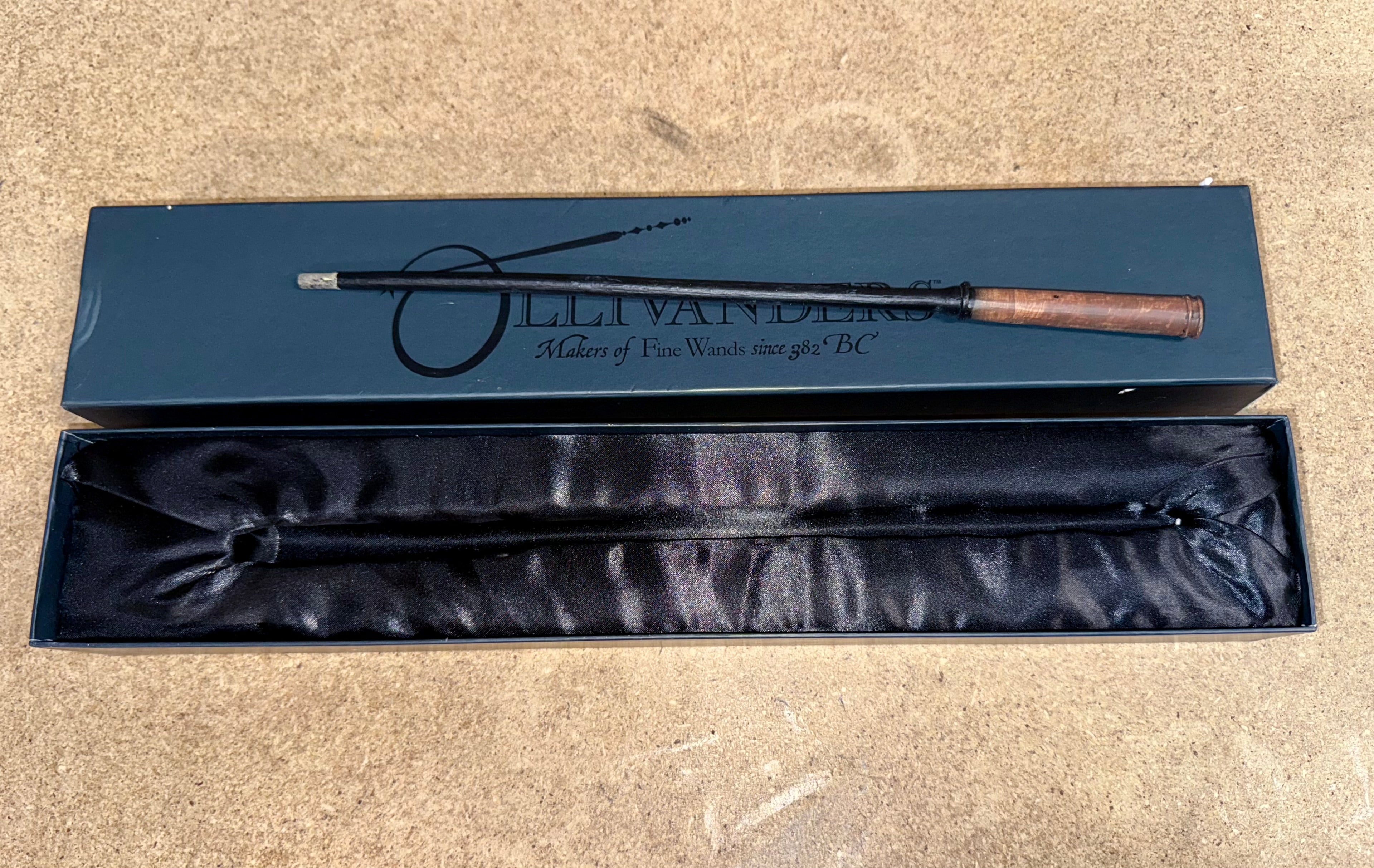 Ollivanders Maker Of Fine Wands Hawthorne 6 Harry Potter SKU 1230279-1 Wand