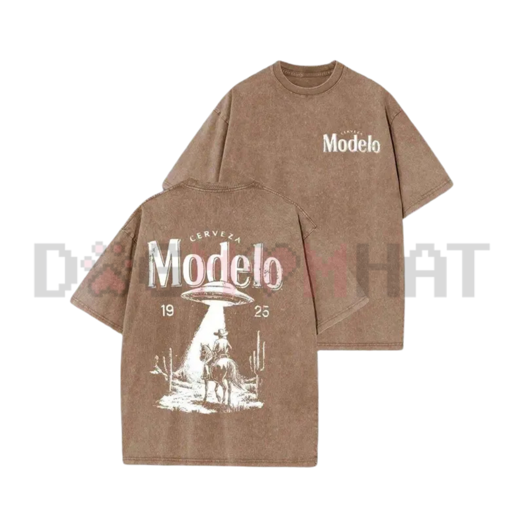 Modelo UFO Cowboy Graphic Tee
