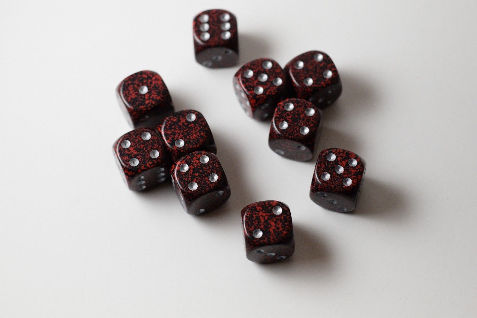 Silver Volcano Speckled 16mm D6 Pipped