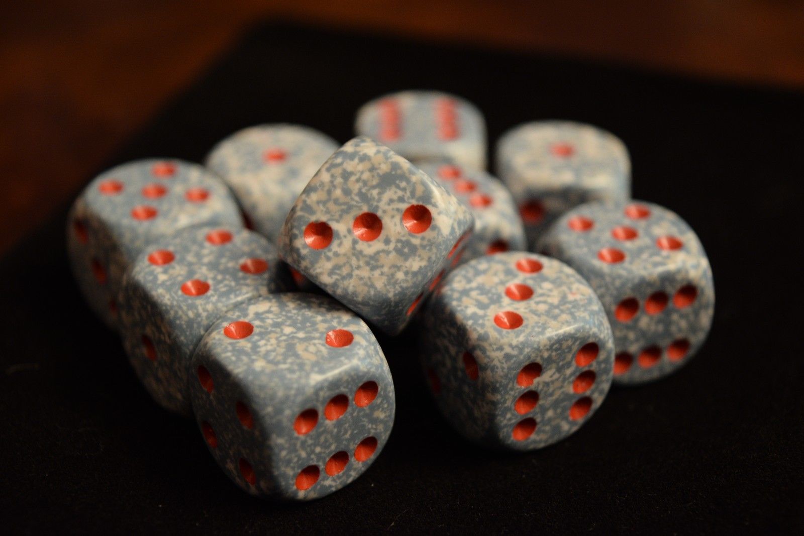 Air Speckled Grey & White w/Red Pips Chessex | White/Grey/Red (sold per die)