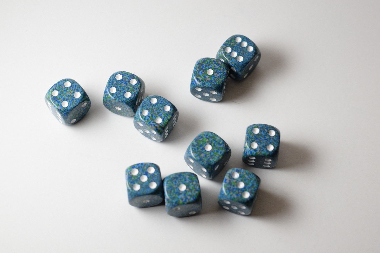 Sea Speckled 16mm D6 Pipped | Green/Blue/White (sold per die)