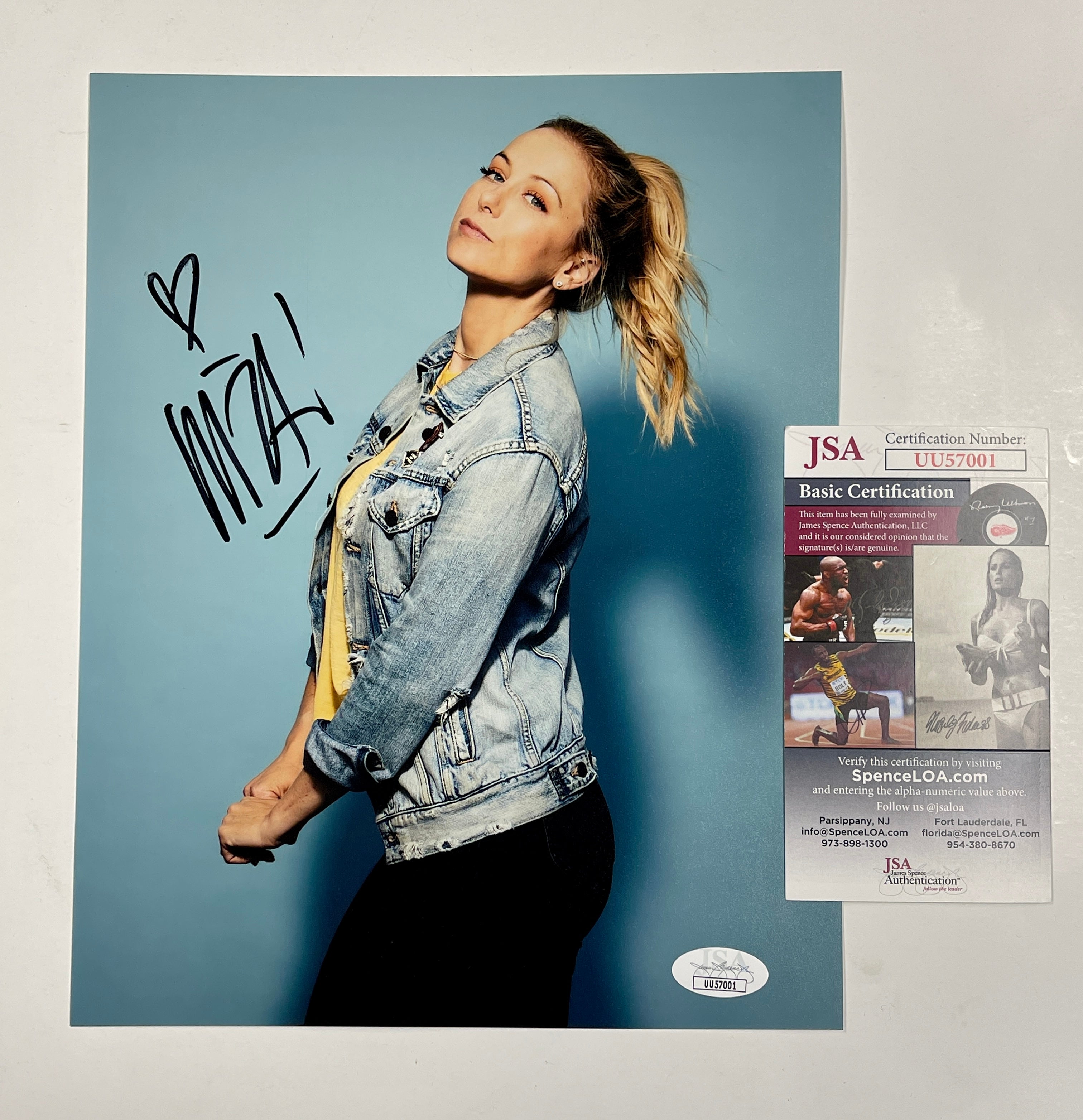 Iliza Shlesinger Female Stand Up Comedian Signed Autographed 8x10 Photo JSA COA