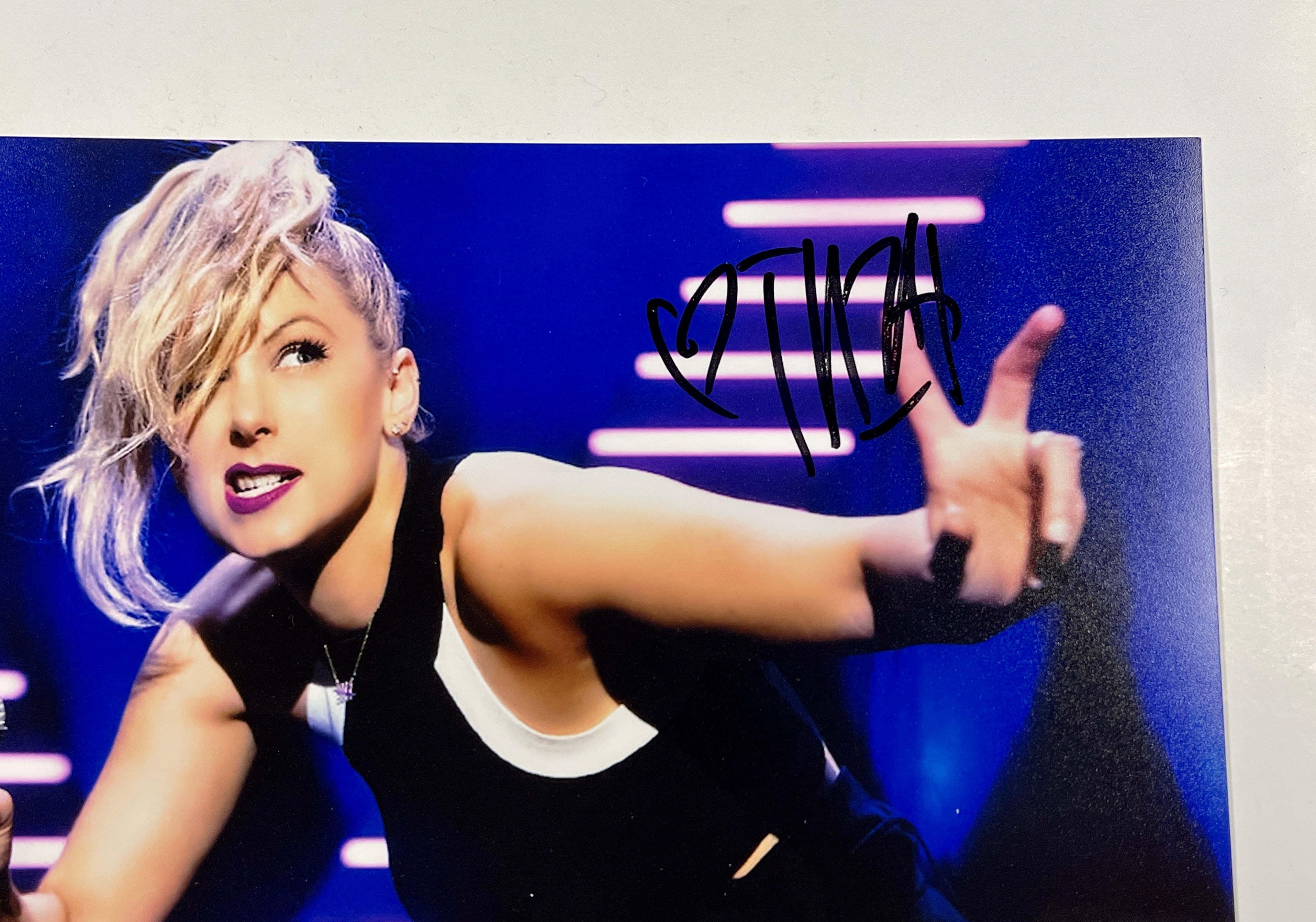 Iliza Shlesinger Female Stand Up Comedian Signed Autographed 8x10 Photo JSA COA