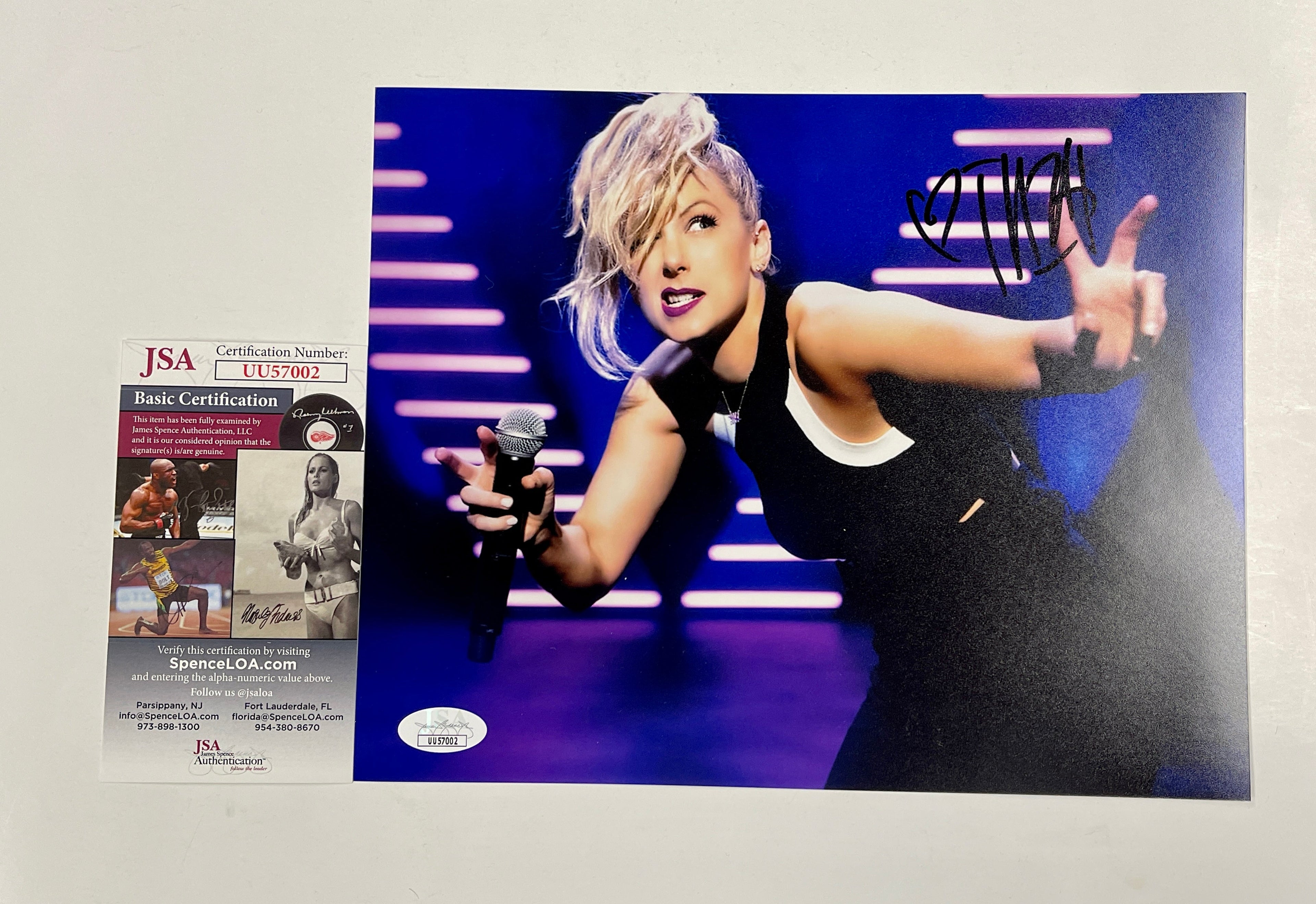 Iliza Shlesinger Female Stand Up Comedian Signed Autographed 8x10 Photo JSA COA